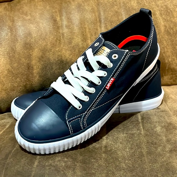 Selling men’s Levi’s shoes that are a size 10.5 - Picture 2 of 5